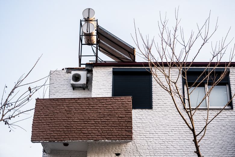 Capteur solaire thermique et ballon sur le toit d'une maison